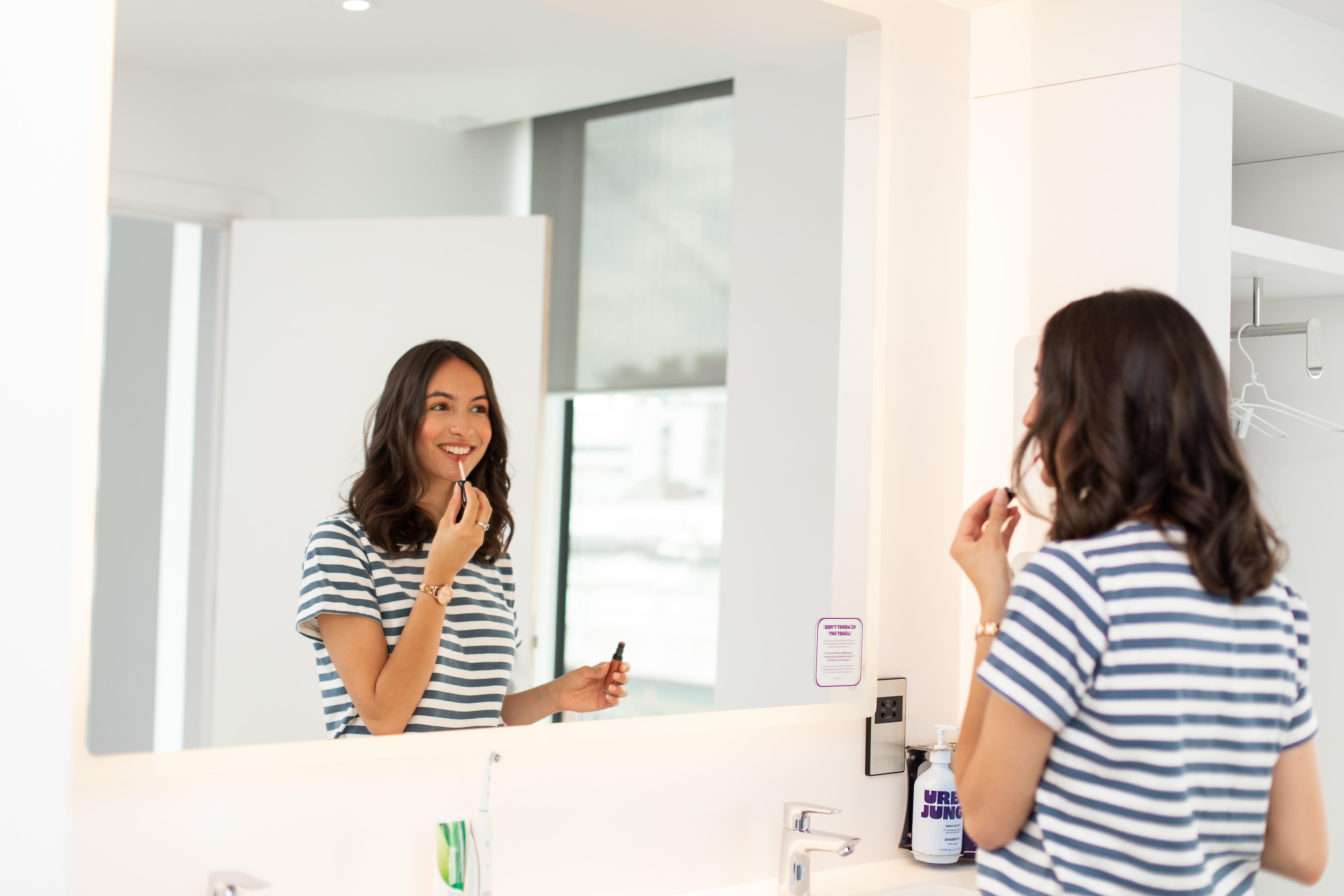 Yotel Glasgow Exterior foto A woman applying lip liner.
