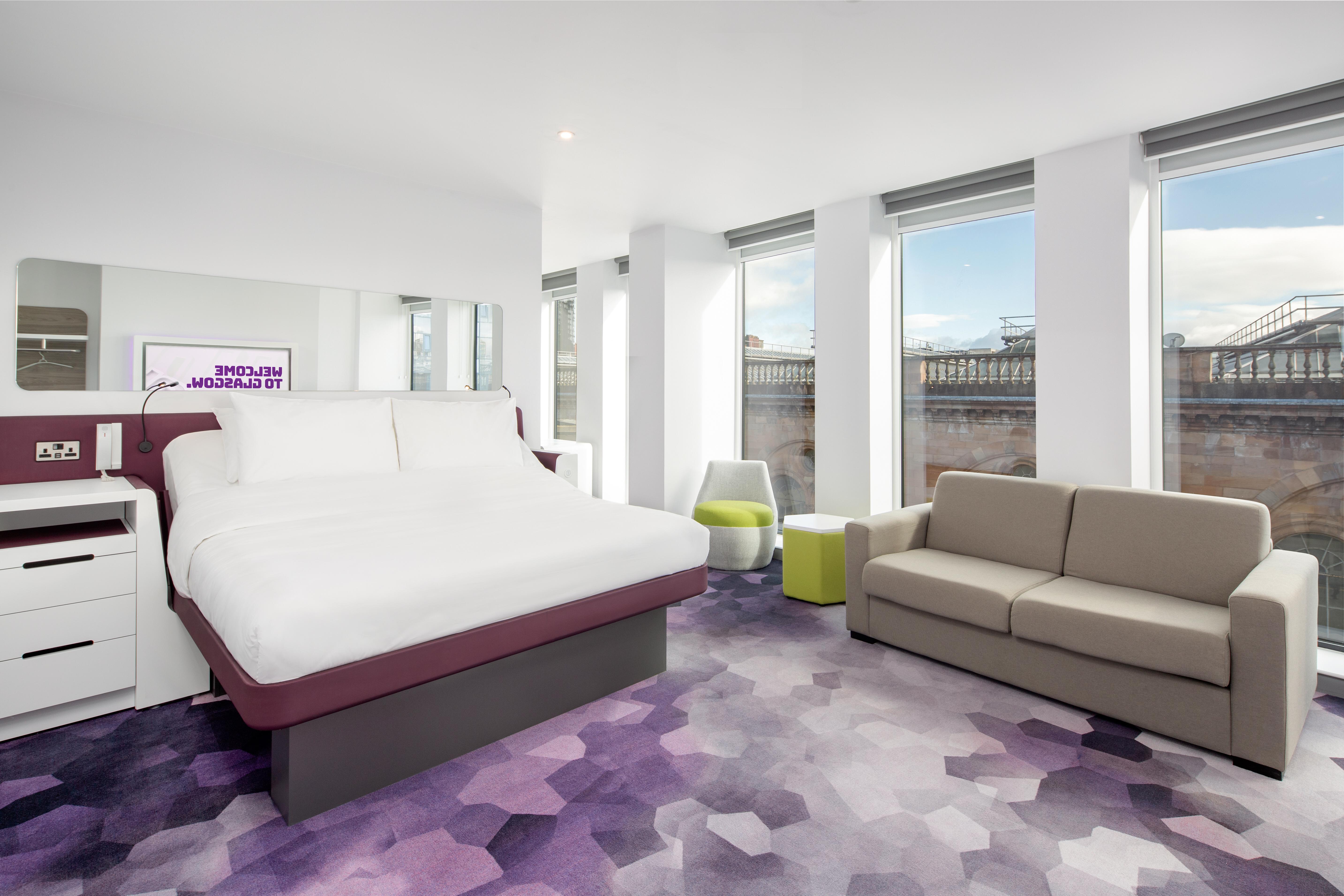 Yotel Glasgow Exterior foto A room at the new Holiday Inn Express in Warsaw, Poland