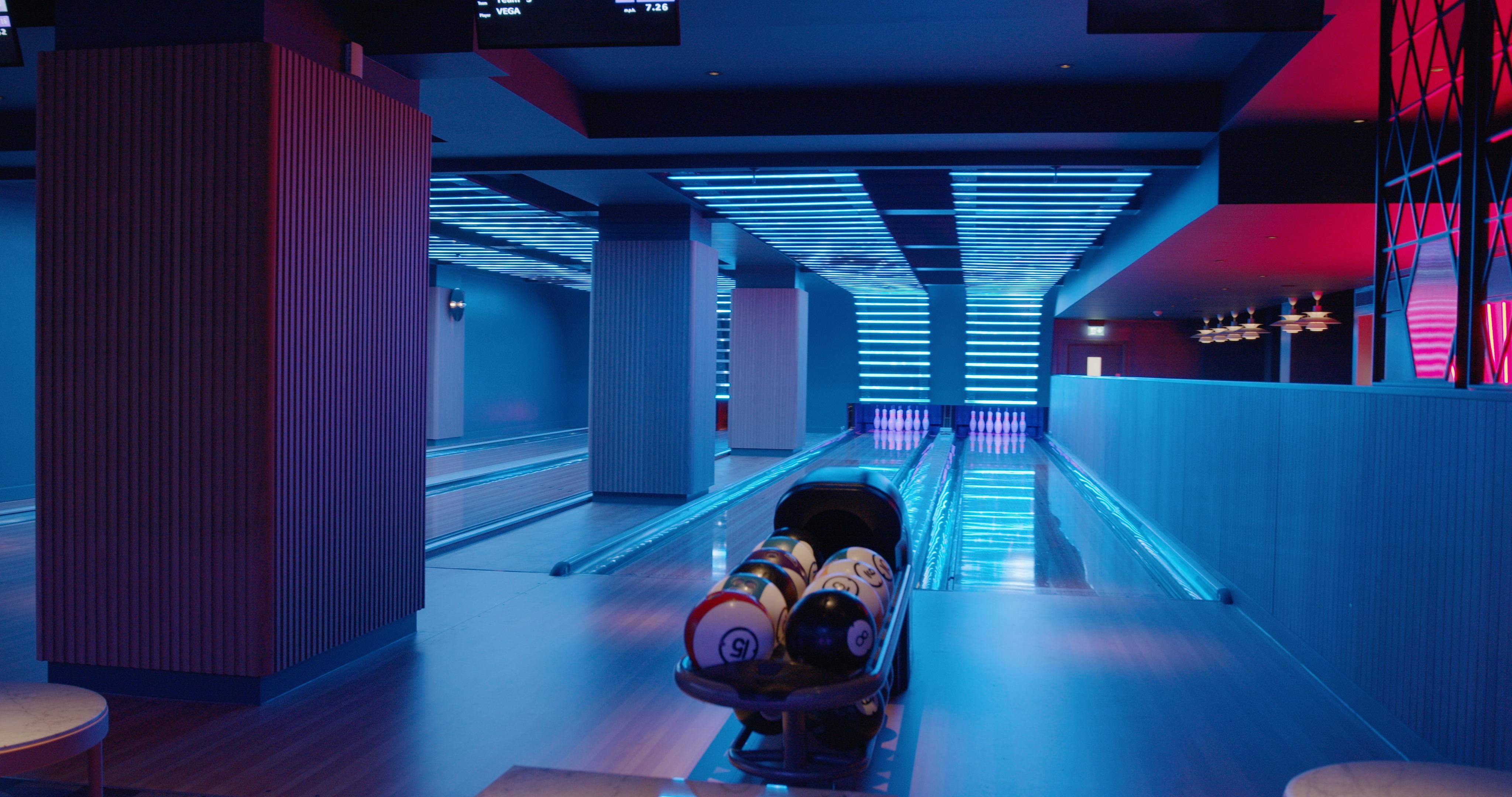 Yotel Glasgow Exterior foto The interior of the bowling alley at the hotel