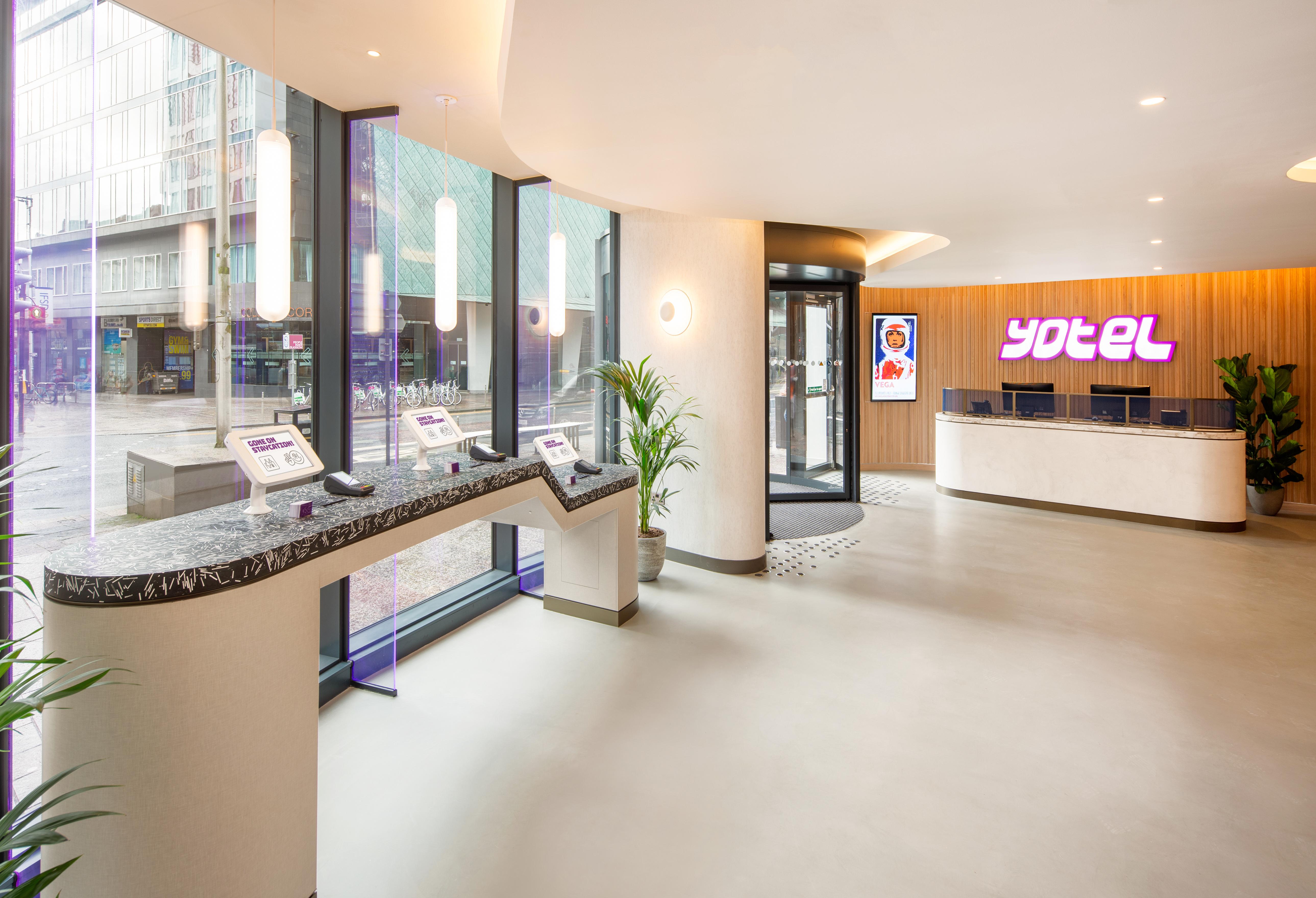 Yotel Glasgow Exterior foto Reception desk of a Yotel in London