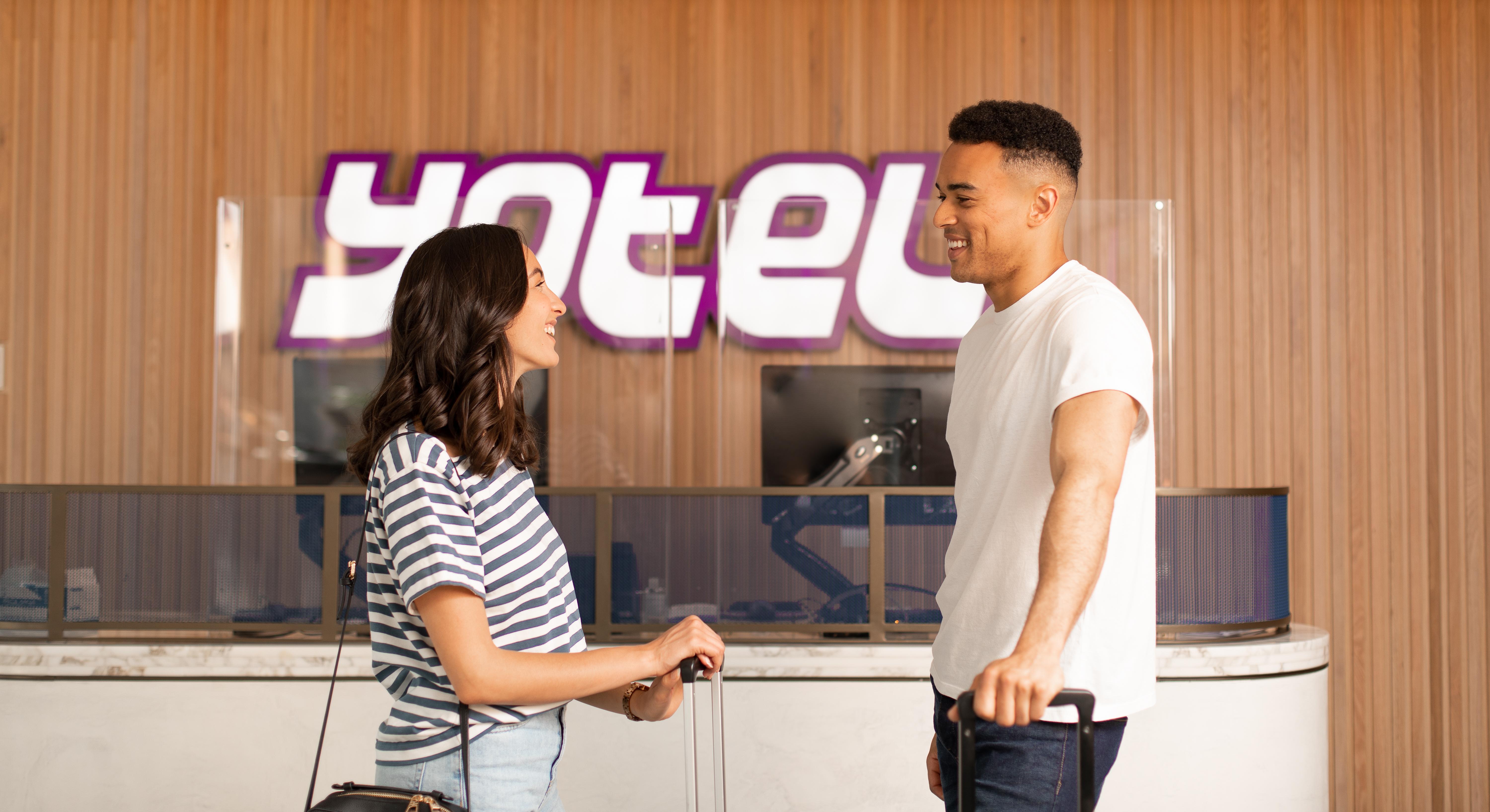 Yotel Glasgow Exterior foto Yotel reception