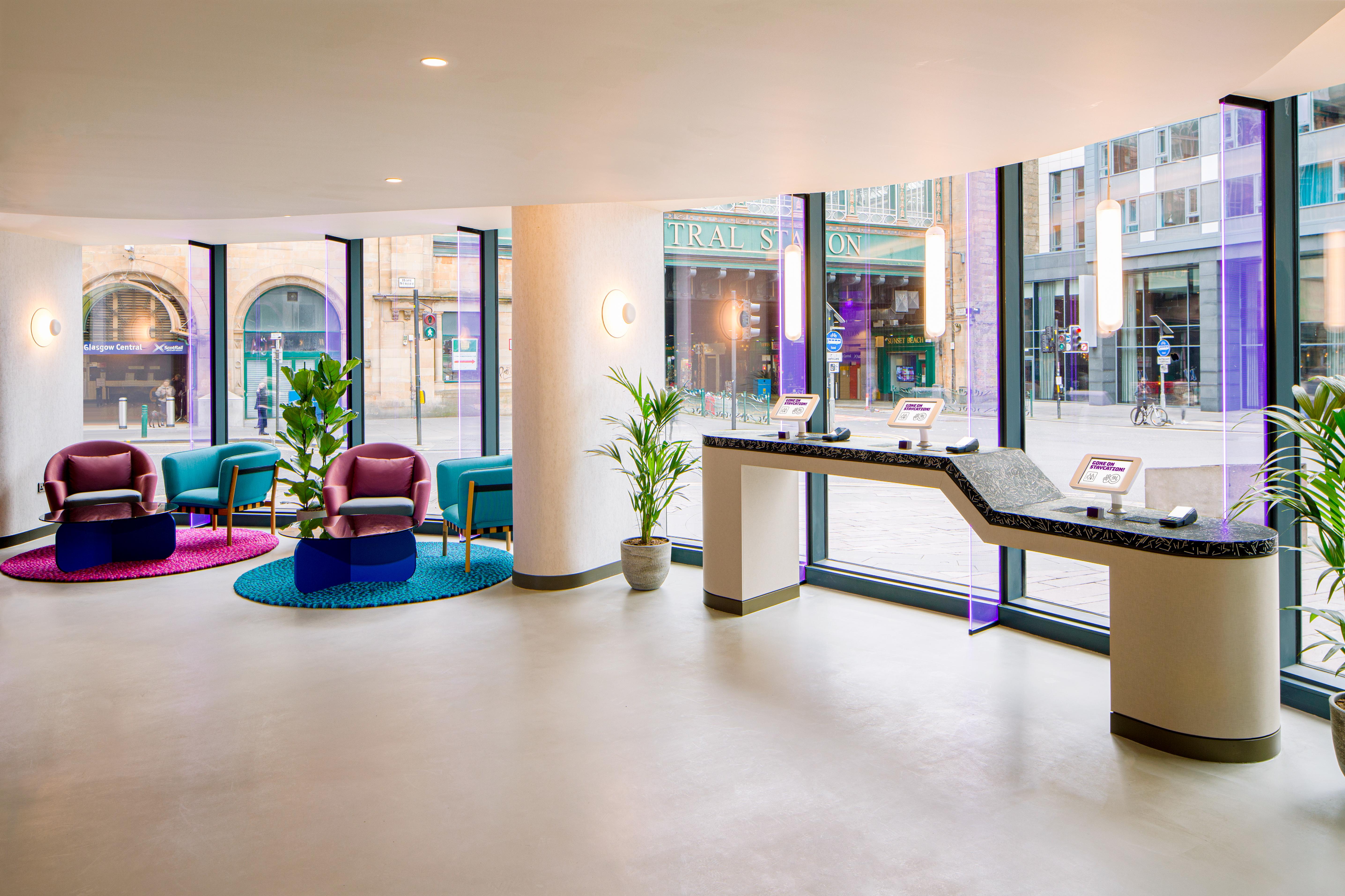 Yotel Glasgow Exterior foto Reception desk at Edinburgh Airport
