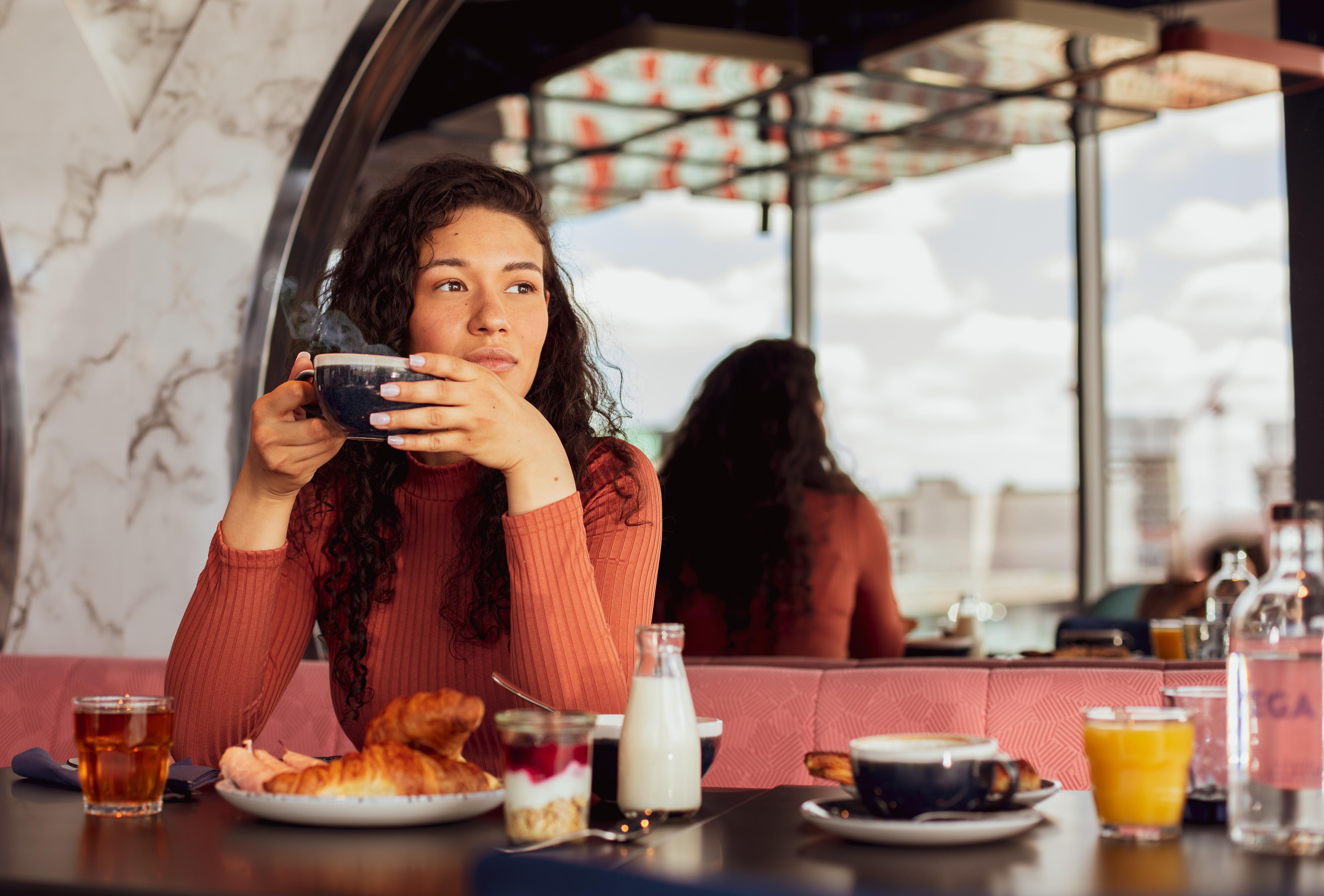 Yotel Glasgow Exterior foto A woman having breakfast at a cafe.