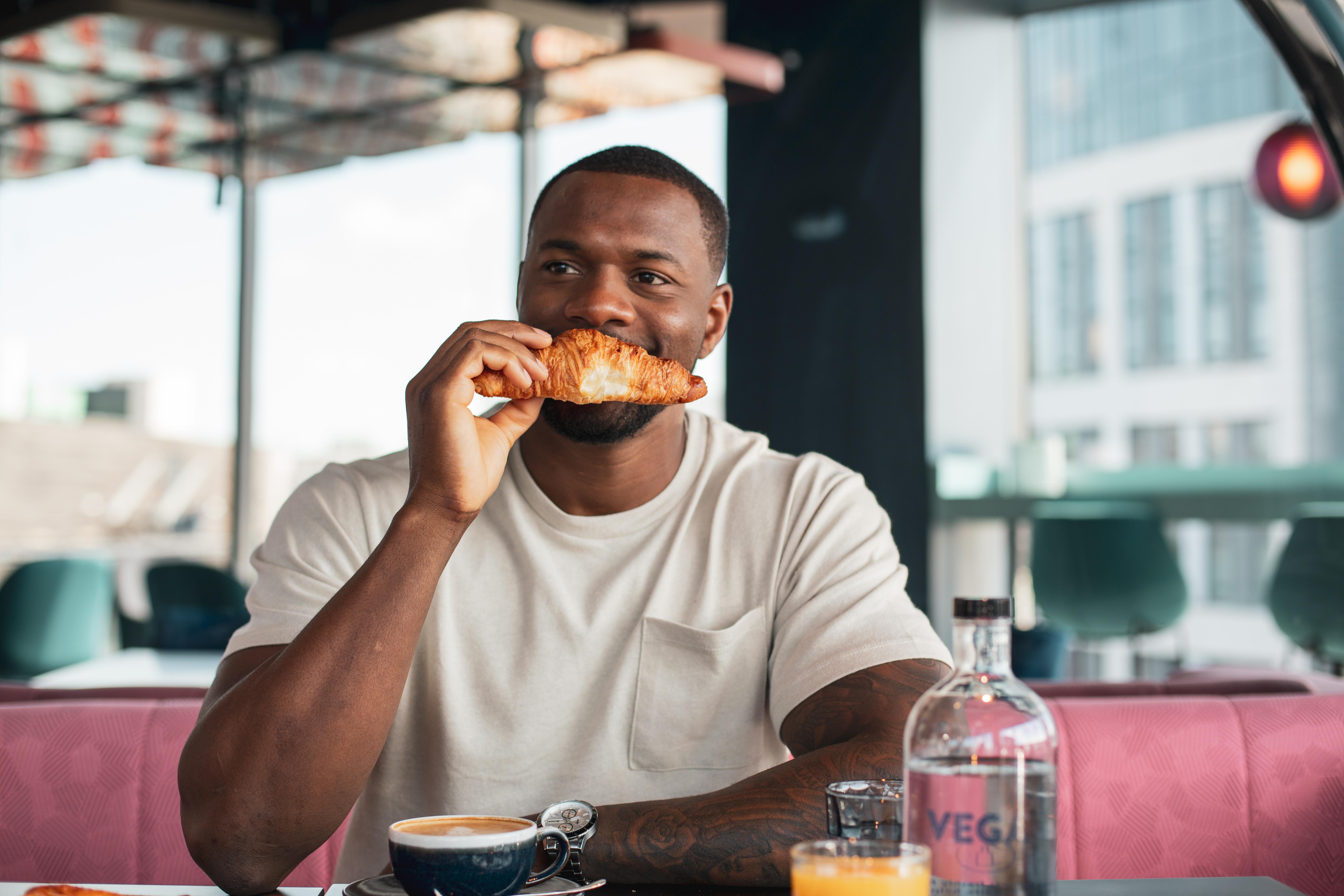 Yotel Glasgow Exterior foto Photo of a man eating a croissant