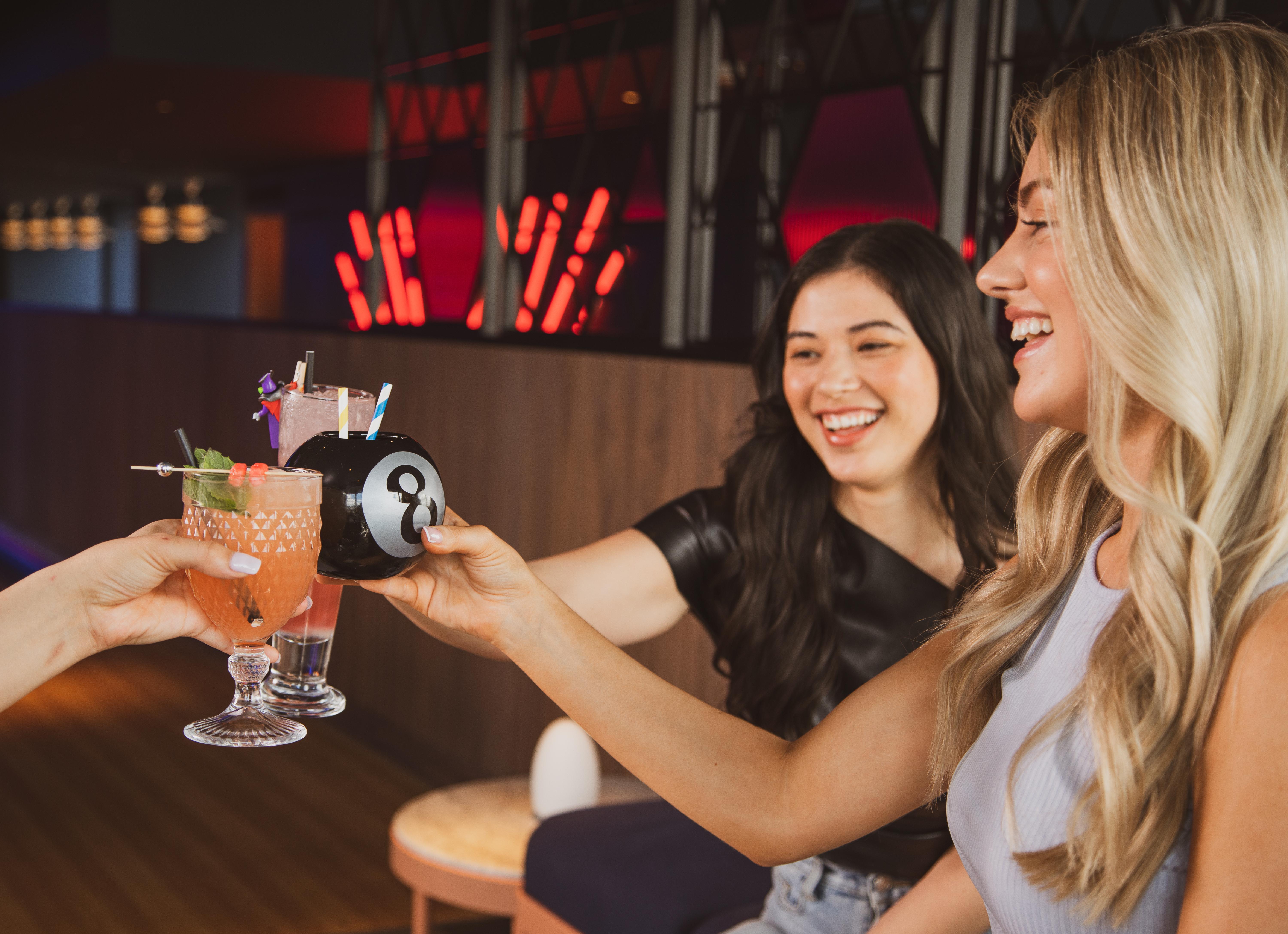 Yotel Glasgow Exterior foto Two women toasting with drinks.