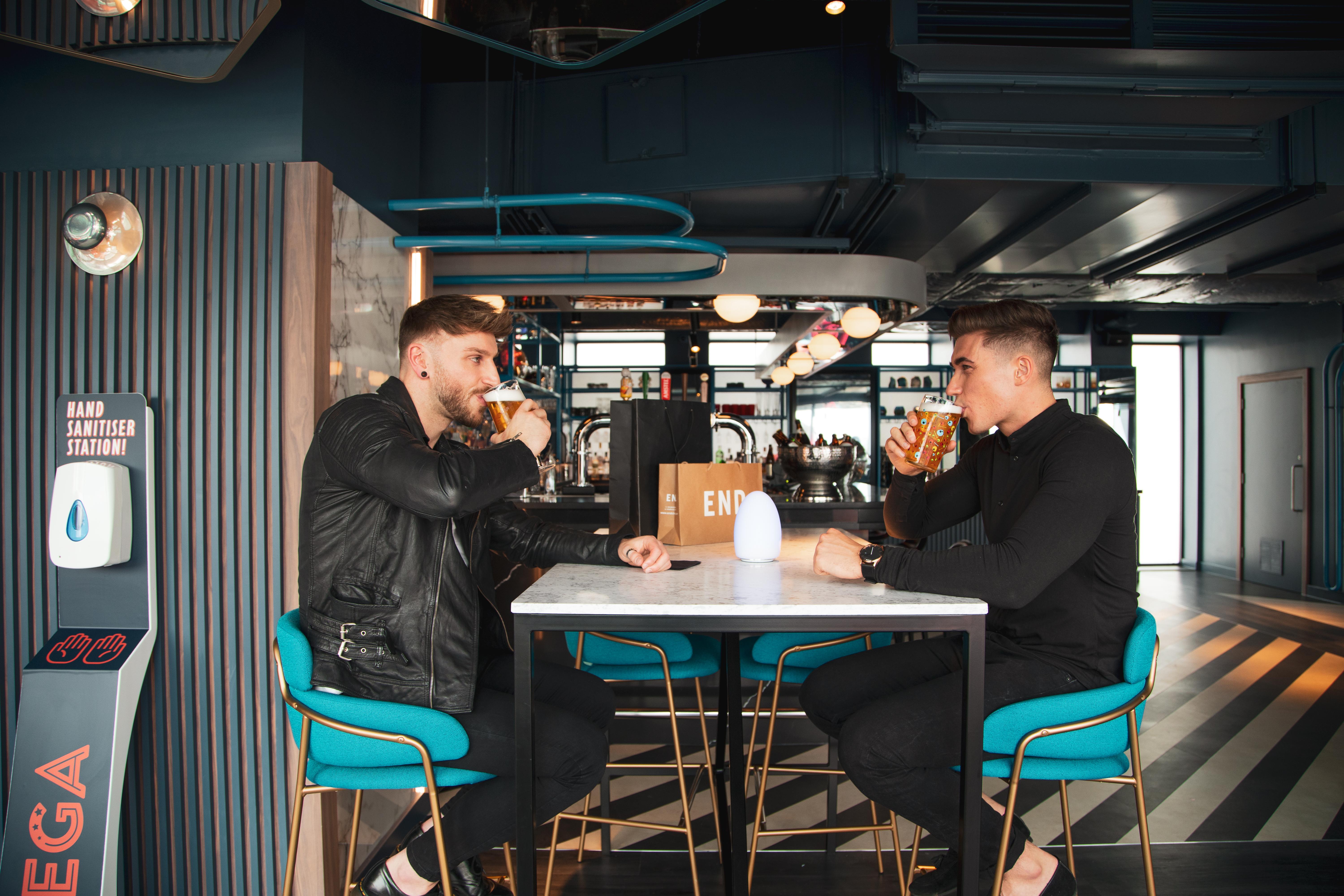 Yotel Glasgow Exterior foto Two men drinking at a bar